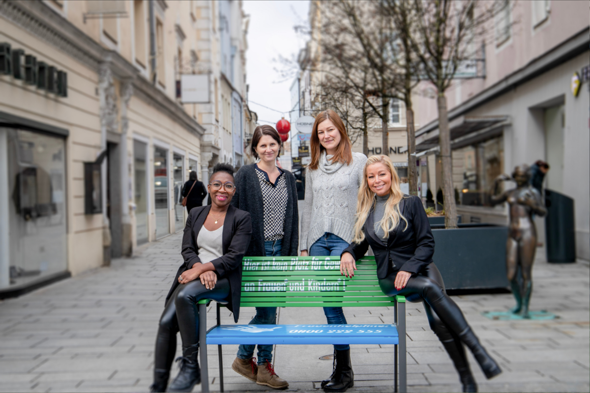 Setzen mit der StoP-Bank in Wels ein Zeichen gegen Gewalt. Charity Putz, Simone Heinz-Jahraus und Yasmin RammelmÃ¼ller (Projektleiterinnen âStoP Welsâ und Nicole Maria Mack. Â© Ana Mrvelj