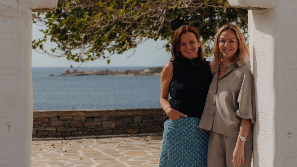 Die Schwestern Siglinde und Susanna Purrer auf Paros. Blick aufs Meer.