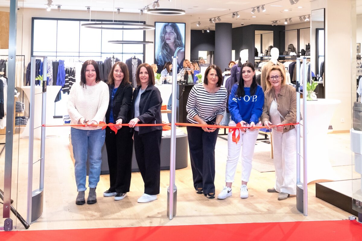 ErÃ¶ffnung Marc O'Polo Europark, Frauen schneiden rotes Band durch.