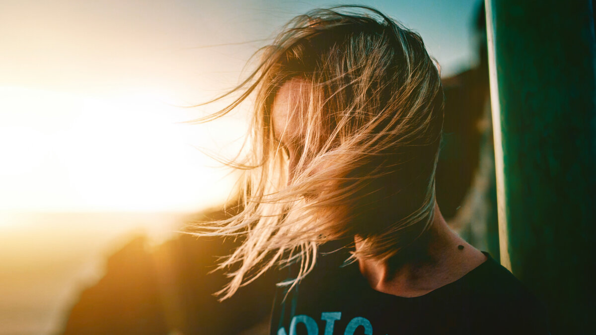 Negative Gedanken: Frau blickt nach unten â ihr Gesicht ist aber von ihren blonden, schulterlangen Haaren verdeckt