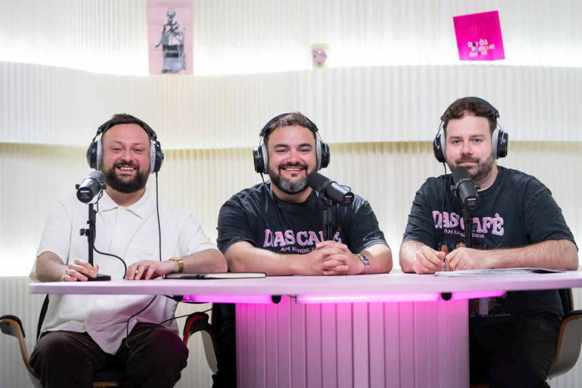 Das Cafe am Rande der Freundlichkeit:Robin Limpek, Wolfram Felice und Marco Johannes Wagner im Bild mit KopfhÃ¶rern